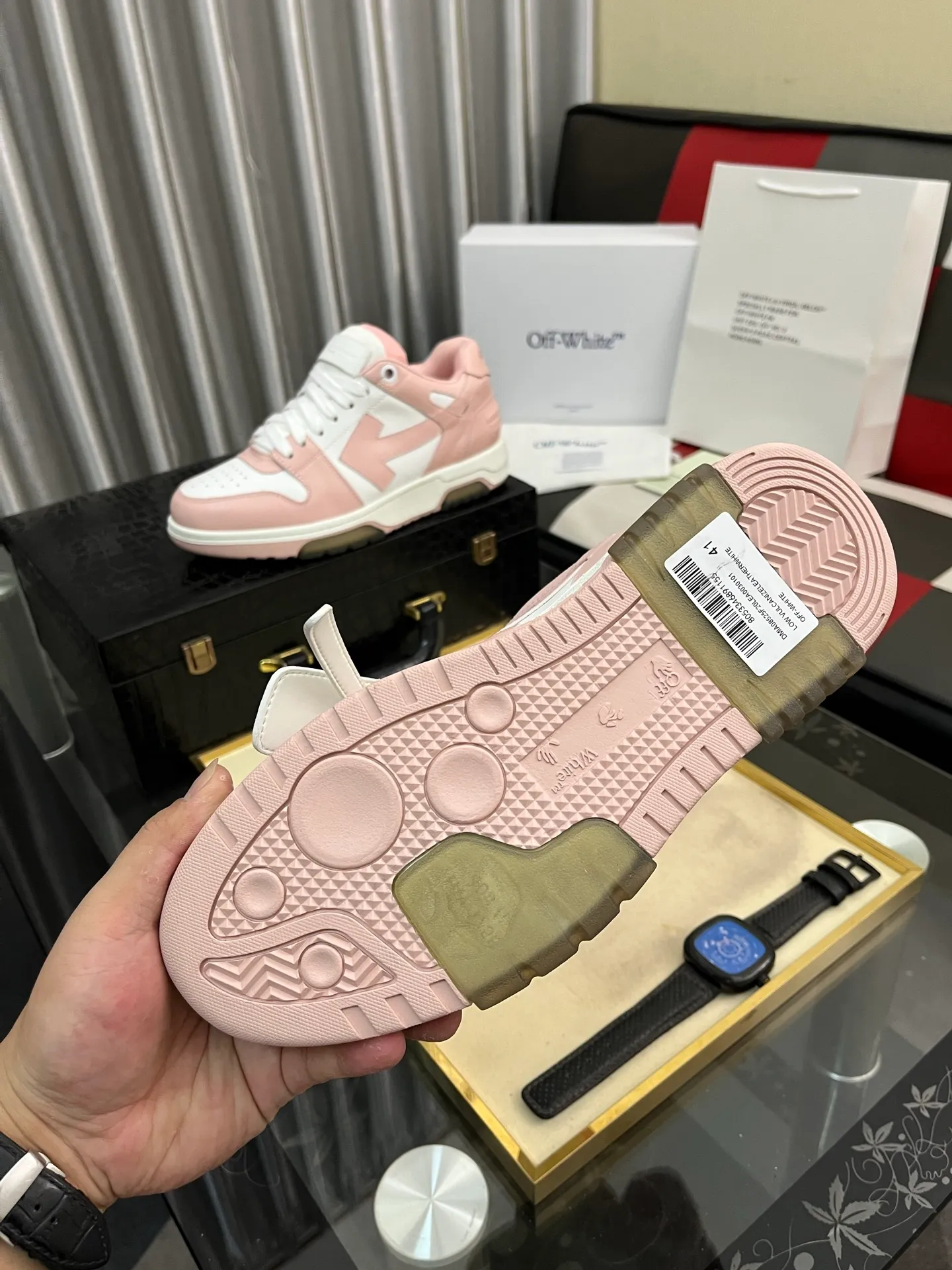 Men's shoes 💰600⌚️⌚️ OFF-White C/O VirGil Abloh fashionable and versatile casual shoes. Exclusive first release of the new model. Made of environmentally friendly cowhide leather and mesh fabric upper material. The insole is embedded with foam cushioning EVA material. The correct midsole is equipped with EVA lightweight cushioning. External tooth nail rubber outsole. The correct accessories can be customized simultaneously. Women's model: 35-40 Men's model: 39-45